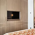 Thelander - Serviced In Champs Elysees *