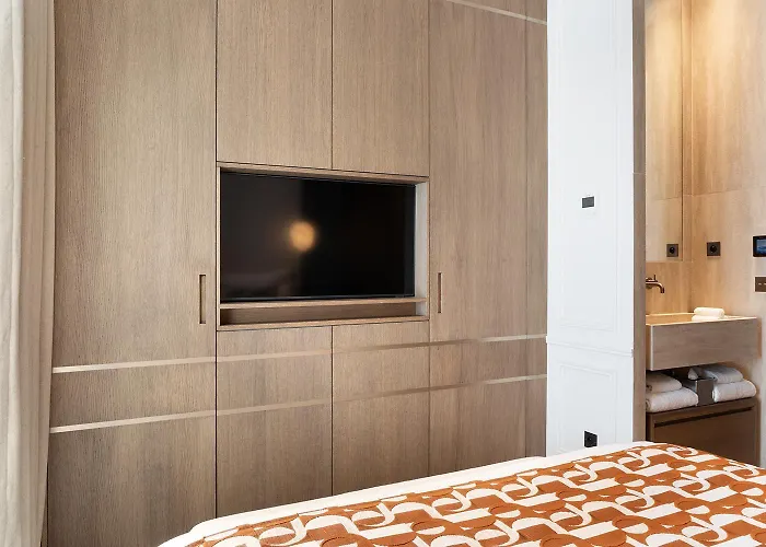 Thelander - Serviced In Champs Elysees *