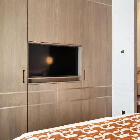 Thelander - Serviced In Champs Elysees *